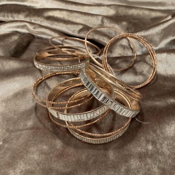 Jewelry - 📌BRAND NEW! Lot of beautiful gold bracelets.